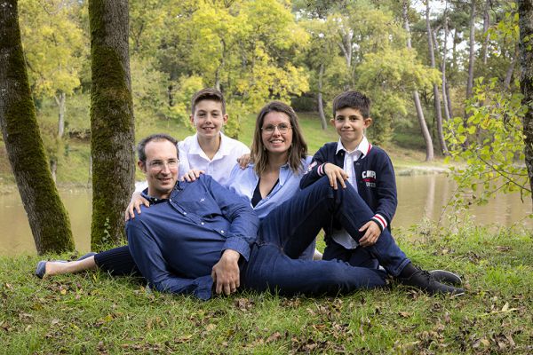 Marie Photographe : seance-photo-exterieur-famille-moisdon-la-riviere
