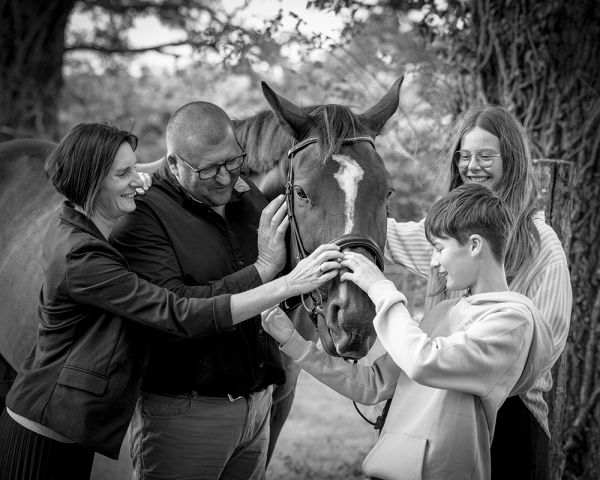 Marie Photographe : shooting-famille-exterieur-cheval-44

