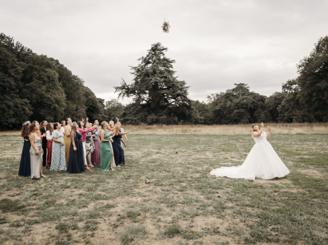 Marie Photographe : lancer-bouquet-original-mariage
