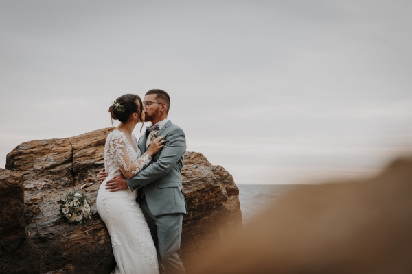 Marie Photographe : photo-couple-mariage-mer-penestin
