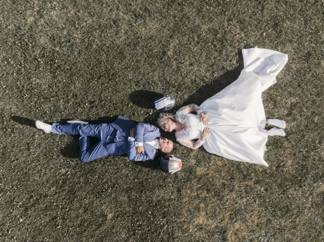 Marie Photographe : seance-photo-couple-drone-domaine-de-la-ruade
